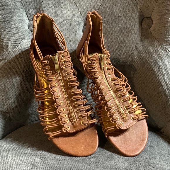 SM New York Shoes - SM New York beige flat sandal. Size 8.5